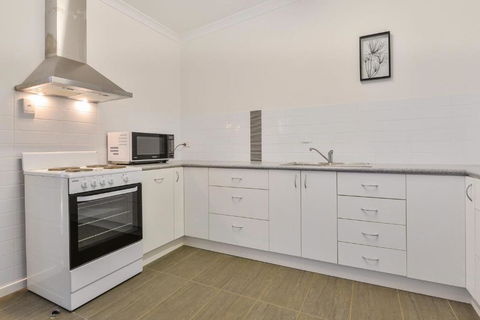 Getaway Villas Unit 38 2 1 Bedroom Self Contained Accommodation - Accommodation Gladstone 2