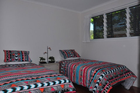 10 Double Island Drive Modern Family Home Centrally Located Swimming Pool & Outdoor Area - Accommodation Gladstone 6