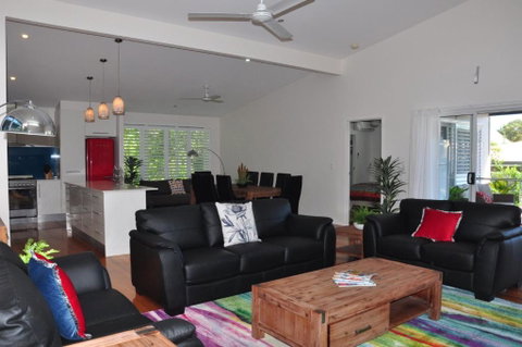 10 Double Island Drive Modern Family Home Centrally Located Swimming Pool & Outdoor Area - Accommodation Gladstone 4