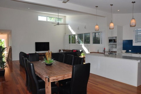 10 Double Island Drive Modern Family Home Centrally Located Swimming Pool & Outdoor Area - Accommodation Gladstone 3