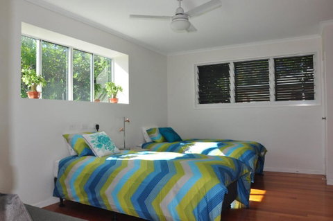 10 Double Island Drive Modern Family Home Centrally Located Swimming Pool & Outdoor Area - Accommodation Gladstone 2