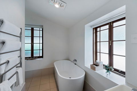 Jacobs Estate Cottage - Accommodation Gladstone 3