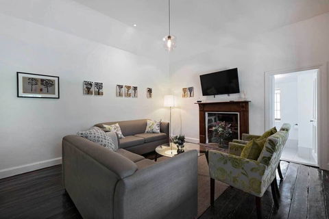Jacobs Estate Cottage - Accommodation Gladstone 1