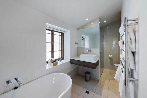 Jacobs Estate Cottage - Accommodation Gladstone 2