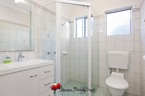 Jamaica Holiday Units - Accommodation Gladstone 2