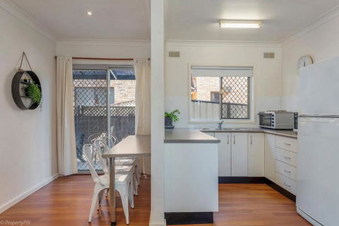Jamaica Holiday Units - Accommodation Gladstone 6