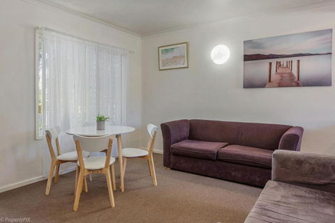 Jamaica Holiday Units - Accommodation Gladstone 1