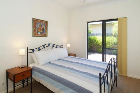 Quiet Cottage - Accommodation Gladstone 6