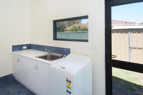 Quiet Cottage - Accommodation Gladstone 4