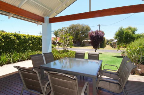 Quiet Cottage - Accommodation Gladstone 2