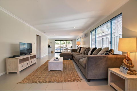 A Little Luxury In Town - Accommodation Gladstone 4