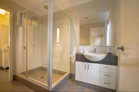 A Little Luxury In Town - Accommodation Gladstone 3