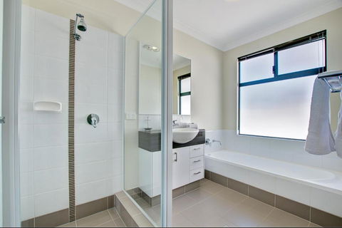 A Little Luxury In Town - Accommodation Gladstone 6
