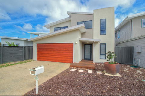 A Little Luxury In Town - Accommodation Gladstone 5