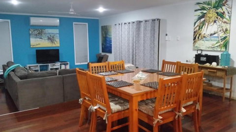 1 Naiad Court Lowset Family Home With Swimming Pool & Covered Deck. Pet Friendly - Accommodation Gladstone 1