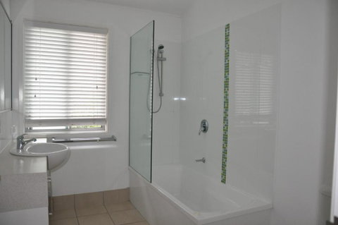 24 Esprit Drive Beach Home With Open Plan Living & Walking Distance To Beach - Accommodation Gladstone 6