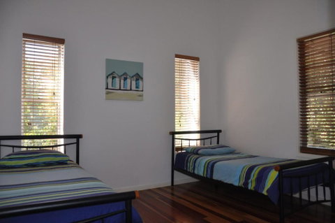 24 Esprit Drive Beach Home With Open Plan Living & Walking Distance To Beach - Accommodation Gladstone 3