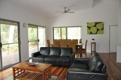 24 Esprit Drive Beach Home With Open Plan Living & Walking Distance To Beach - Accommodation Gladstone 5