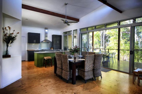 17 Naiad Court Modern Open Plan Family Home With Covered Outdoor Area & Double Lock Up Garage - Accommodation Gladstone 5