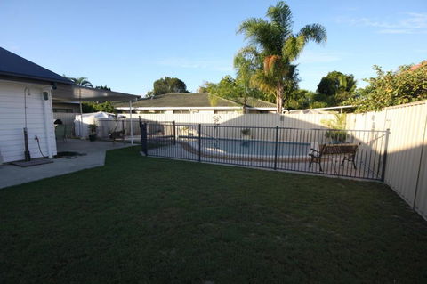 62 Tingira Close Modern Lowset Home With Swimming Pool Outdoor Area Ample Parking. Pet Friendly - Accommodation Gladstone 1