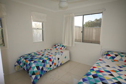 62 Tingira Close Modern Lowset Home With Swimming Pool Outdoor Area Ample Parking. Pet Friendly - Accommodation Gladstone 6