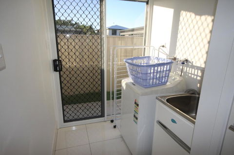 62 Tingira Close Modern Lowset Home With Swimming Pool Outdoor Area Ample Parking. Pet Friendly - Accommodation Gladstone 3