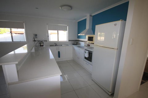 62 Tingira Close Modern Lowset Home With Swimming Pool Outdoor Area Ample Parking. Pet Friendly - Accommodation Gladstone 5