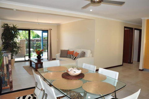 43 Double Island Drive Two Level Holiday Home With Swimming Pool. Located Close To Beach & CBD - Accommodation Gladstone 6
