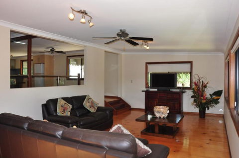 43 Double Island Drive Two Level Holiday Home With Swimming Pool. Located Close To Beach & CBD - Accommodation Gladstone 5