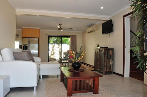 43 Double Island Drive Two Level Holiday Home With Swimming Pool. Located Close To Beach & CBD - Accommodation Gladstone 2