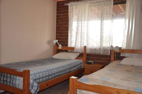 31 Bombala Crescent Two Storey Home With Covered Outdoor Deck Fully Fenced Backyard. Pet Friendly - Accommodation Gladstone 4
