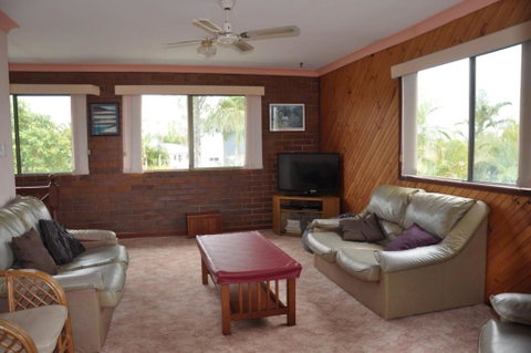 31 Bombala Crescent Two Storey Home With Covered Outdoor Deck Fully Fenced Backyard. Pet Friendly - Accommodation Gladstone 2
