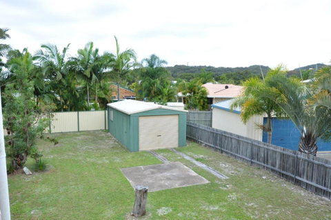 31 Bombala Crescent Two Storey Home With Covered Outdoor Deck Fully Fenced Backyard. Pet Friendly - Accommodation Gladstone 1