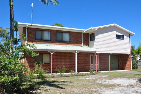 31 Bombala Crescent Two Storey Home With Covered Outdoor Deck Fully Fenced Backyard. Pet Friendly - Accommodation Gladstone 5