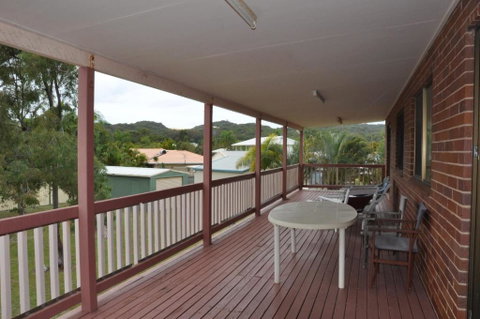 31 Bombala Crescent Two Storey Home With Covered Outdoor Deck Fully Fenced Backyard. Pet Friendly - Accommodation Gladstone 6