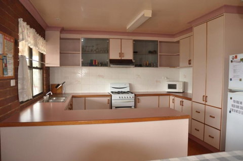 31 Bombala Crescent Two Storey Home With Covered Outdoor Deck Fully Fenced Backyard. Pet Friendly - Accommodation Gladstone 3