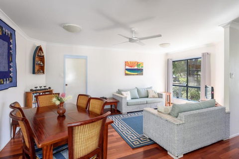 12 Ibis Court Highset Beach House With Natural Bushland Gardens & Covered Decks - Accommodation Gladstone 2