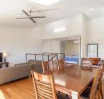 Unit 5 Rainbow Surf Modern double storey townhouse with large shared pool close to beach  shop - Accommodation Gladstone