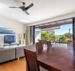 Unit 3 Rainbow Surf Modern double storey townhouse with large shared pool close to beach  shop - Accommodation Gladstone