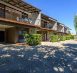 Unit 2 Rainbow Surf Modern double storey townhouse with large shared pool close to beach  shops - Accommodation Gladstone