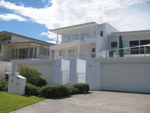 Ultimate Beach House 19a Graham Street Views Peace & Quiet - Accommodation Gladstone 4