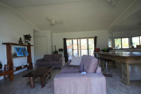 CASTAWAY BEACH HOUSE - Accommodation Gladstone 4