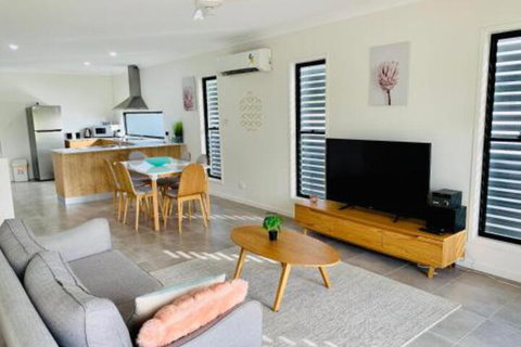 WHITSUNDAY Brand New Townhouse Close To Boardwalk - Accommodation Gladstone 0
