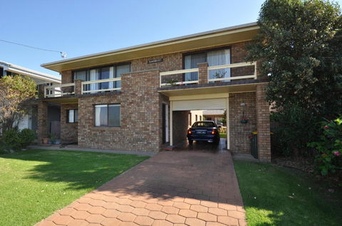 Flat 1 / 15 Dalmeny Drive - Accommodation Gladstone 3