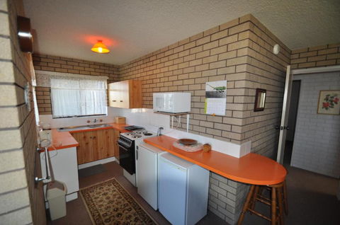 Flat 1 / 15 Dalmeny Drive - Accommodation Gladstone 4