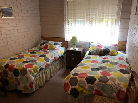 Flat 1 / 15 Dalmeny Drive - Accommodation Gladstone 2