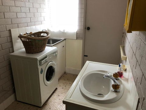 Flat 1 / 15 Dalmeny Drive - Accommodation Gladstone 5