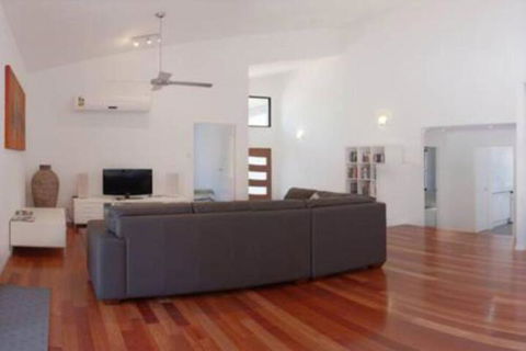 33 Esprit Drive Rainbow Shores Style Comfort & Relaxation Pets Welcome Pool - Accommodation Gladstone 5