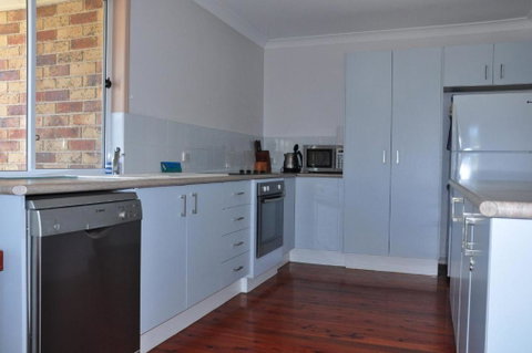 23 Carlo Road Lowset Family Home Within Walking Distance To The Shopping Centre. Pet Friendly - Accommodation Gladstone 4