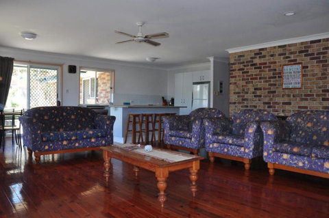 23 Carlo Road Lowset Family Home Within Walking Distance To The Shopping Centre. Pet Friendly - Accommodation Gladstone 3
